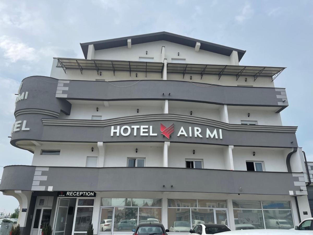 Airmi Hotel Surčin Zewnętrze zdjęcie